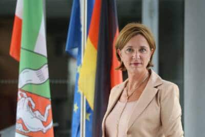 NRW-Bildungsministerin Yvonne Gebauer (FDP): „Ohne außerschulische Angebote geht es nicht!”